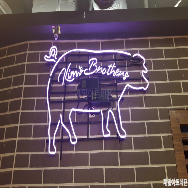 돼지네온사인