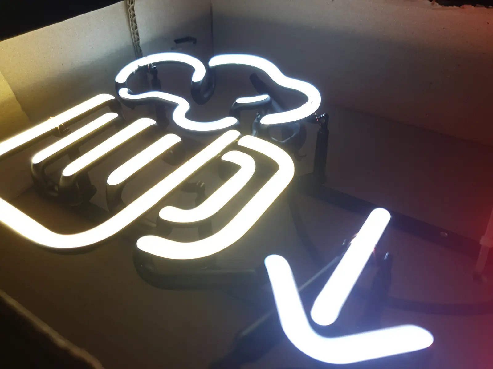 맥주네온간판 측면에서 번지는 활력