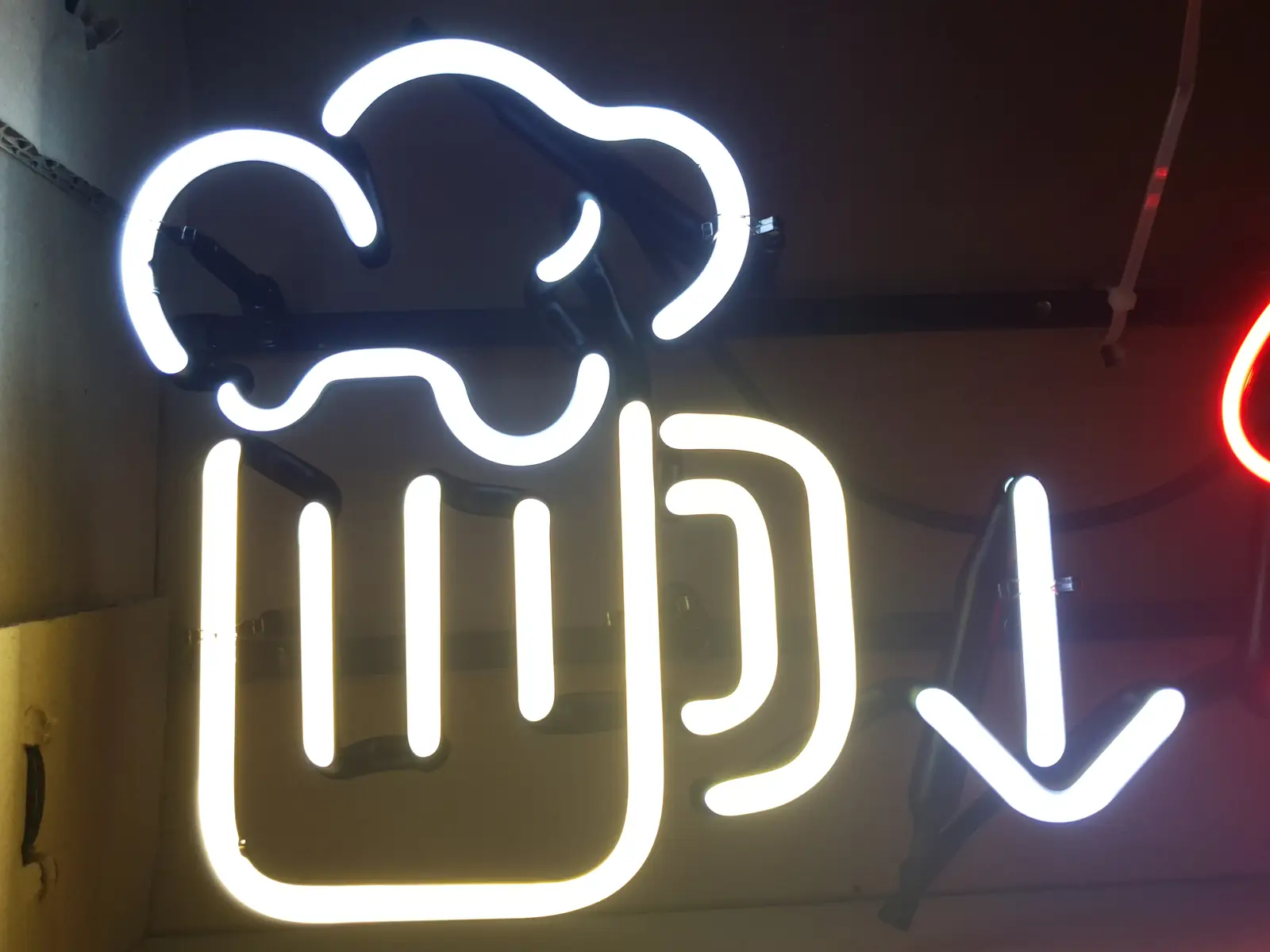 맥주네온간판 사선에 담긴 여유